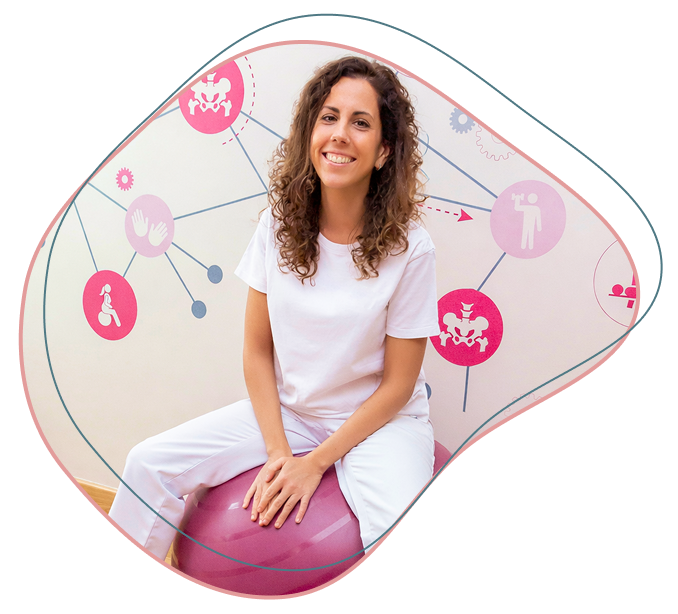 Susana sentada sobre una pelota fucsia de fisioterapia