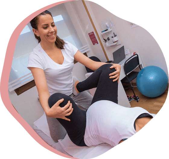 Susana haciendo ejercicios con una paciente embarazada