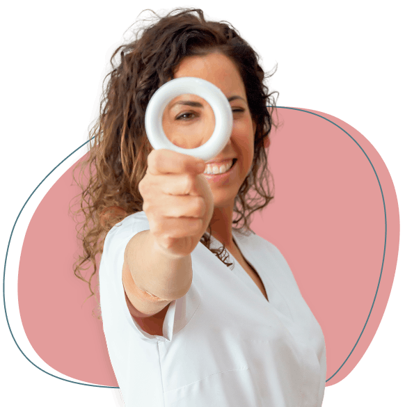 Susana mirando por un circulo blanco