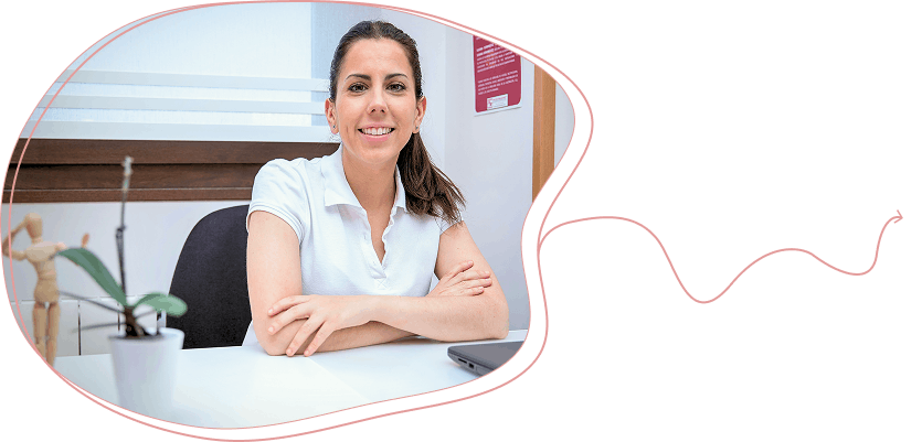 Susana posando en su escritorio