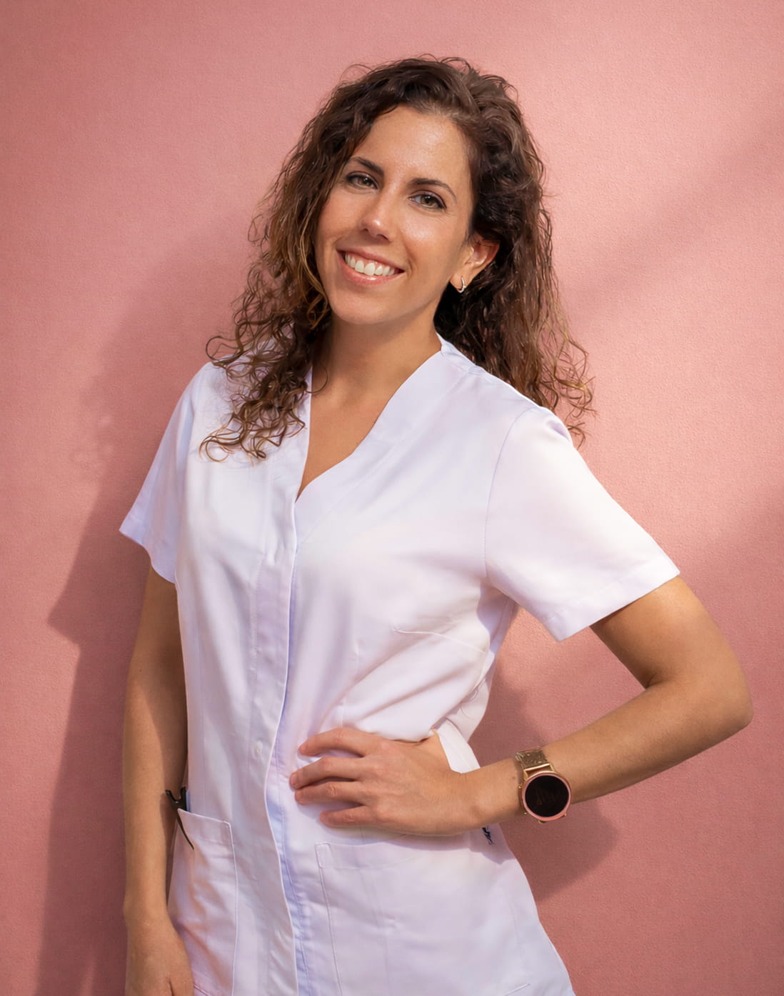 Susana Domínguez posando sobre un fondo rosa