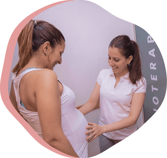 Susana tocando la barriga a una paciente embarazada