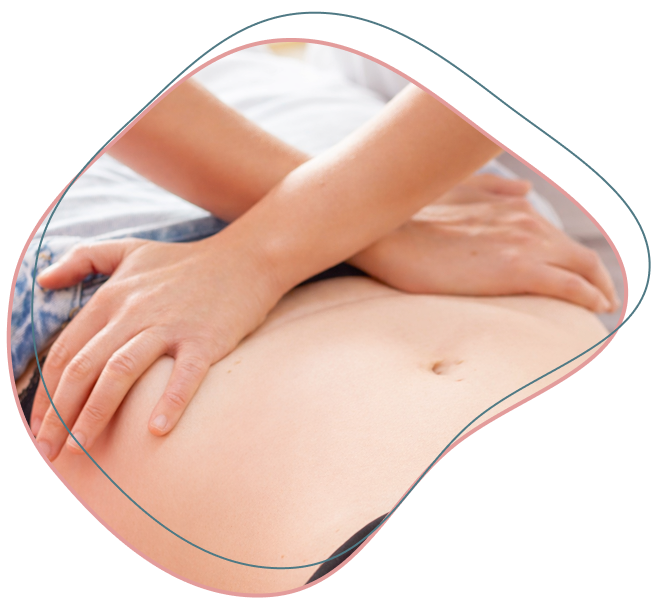 Dos brazos cruzadas haciendo presión en la zona pélvica