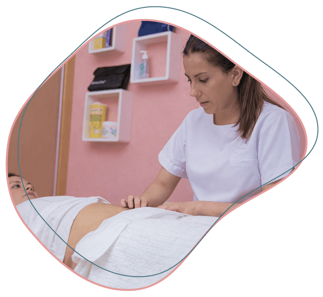 Susana tratando a una paciente cicatrices por cesárea