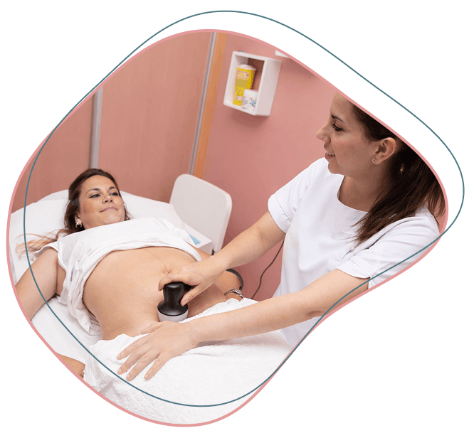 Susana dando tratamiento a una paciente