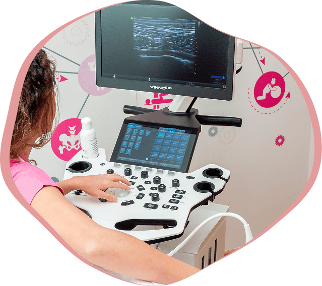 Susana realizando ecografía