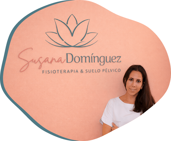 Susana Posando junto a su Logo