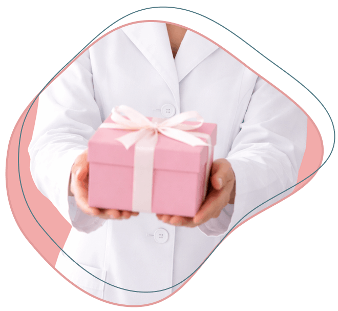 Fisioterapeuta sosteniendo un regalo 