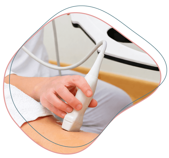 Manos con ecografo sobre estomago