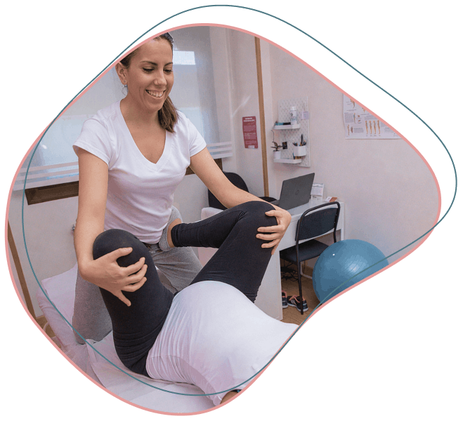 Susana haciendo ejercicios terapéuticos con una embarazada