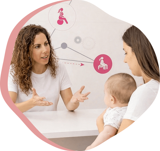 Susana dando asesoramiento a una madre que sujeta a su bebé