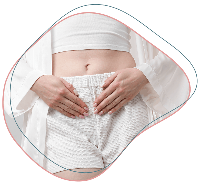 Mujer tocándose el vientre con ambas manos